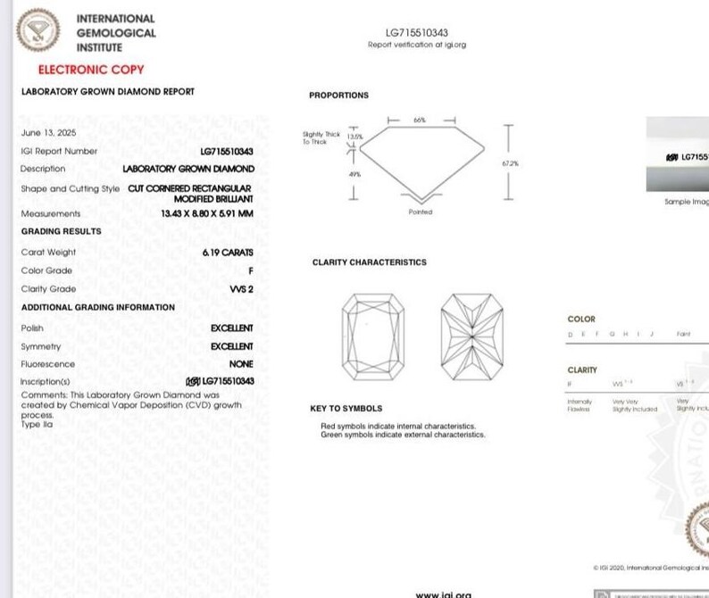 Pu&ograve; includere: Un rapporto di diamante coltivato in laboratorio dell'International Gemological Institute per un diamante da 6,19 carati taglio brillante rettangolare con angoli tagliati, colore F, purezza VVS2, misure 13,43 x 8,80 x 5,91 mm, numero LG715510343.