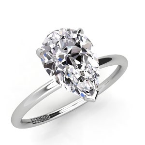 Puede incluir: Un anillo de compromiso de diamante en forma de pera engastado en una banda de plata. El anillo est&aacute; grabado con la palabra "SABERI".