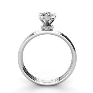Puede incluir: Un anillo de compromiso de plata con un diamante redondo y un halo de diamantes m&aacute;s peque&ntilde;os.