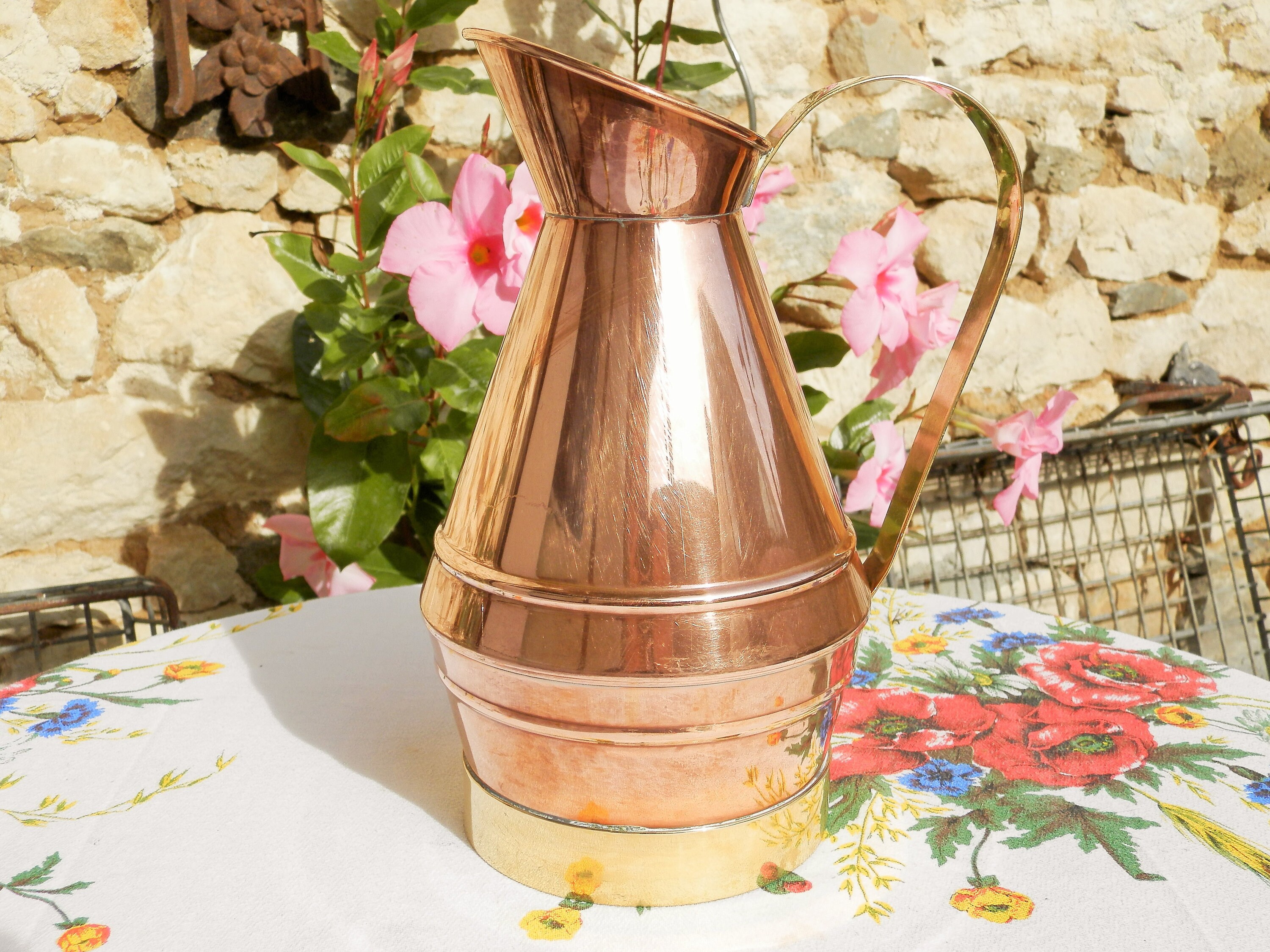 Cru Français Cruche d'eau de Cuivre et Laiton. Années 1920. Vintage Art Déco Copper Jug. Décor à La 