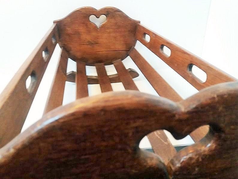 Antique Français Hearts Dolls Lit. Lit d'enfant à Bascule en Bois Sculpté La Main. Années 1800. Joue
