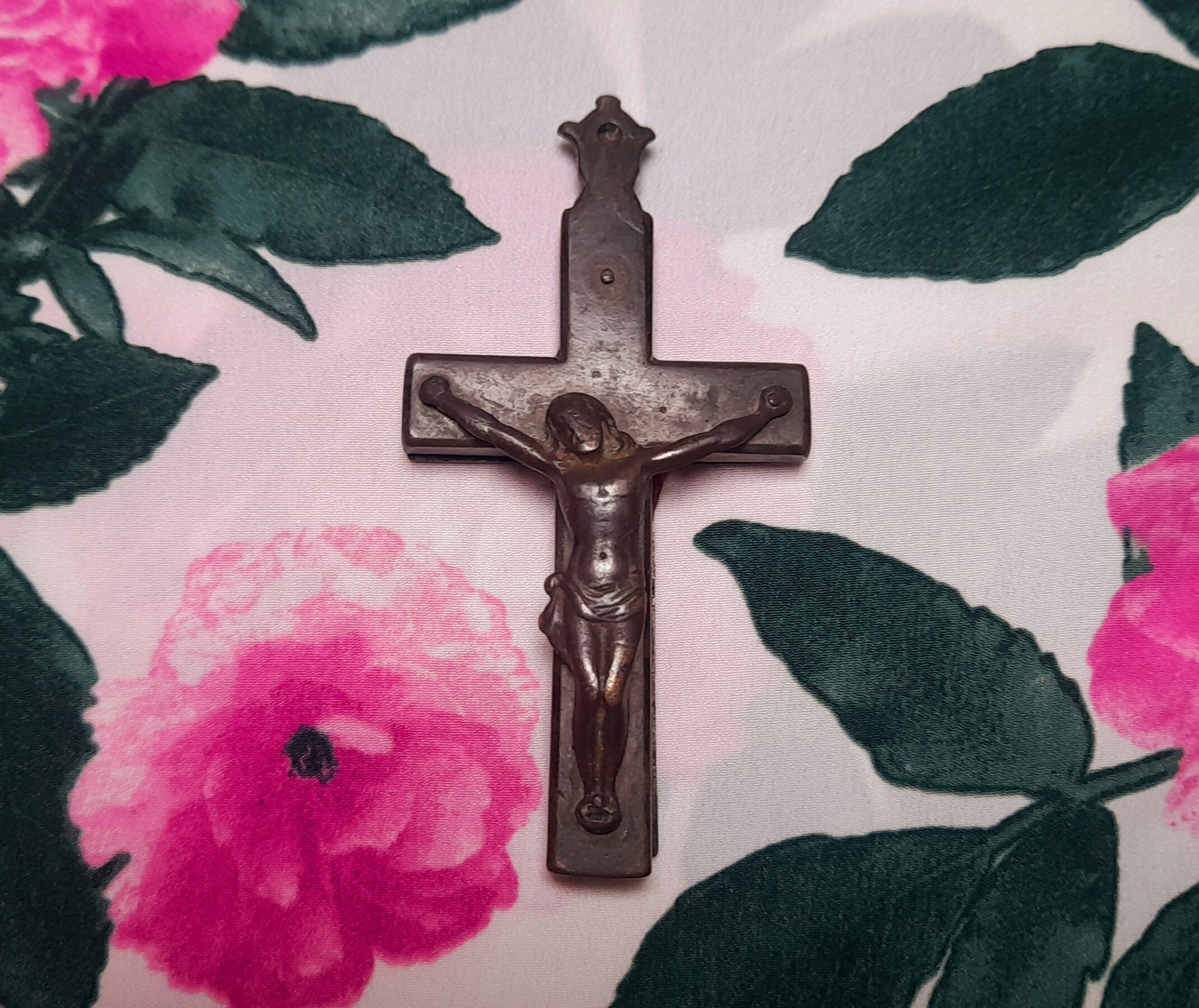 Croix Reliquaire Antique Français. Années 1700. Rare. Crucifix en Croix Médiévale. Fleur de Pavot No