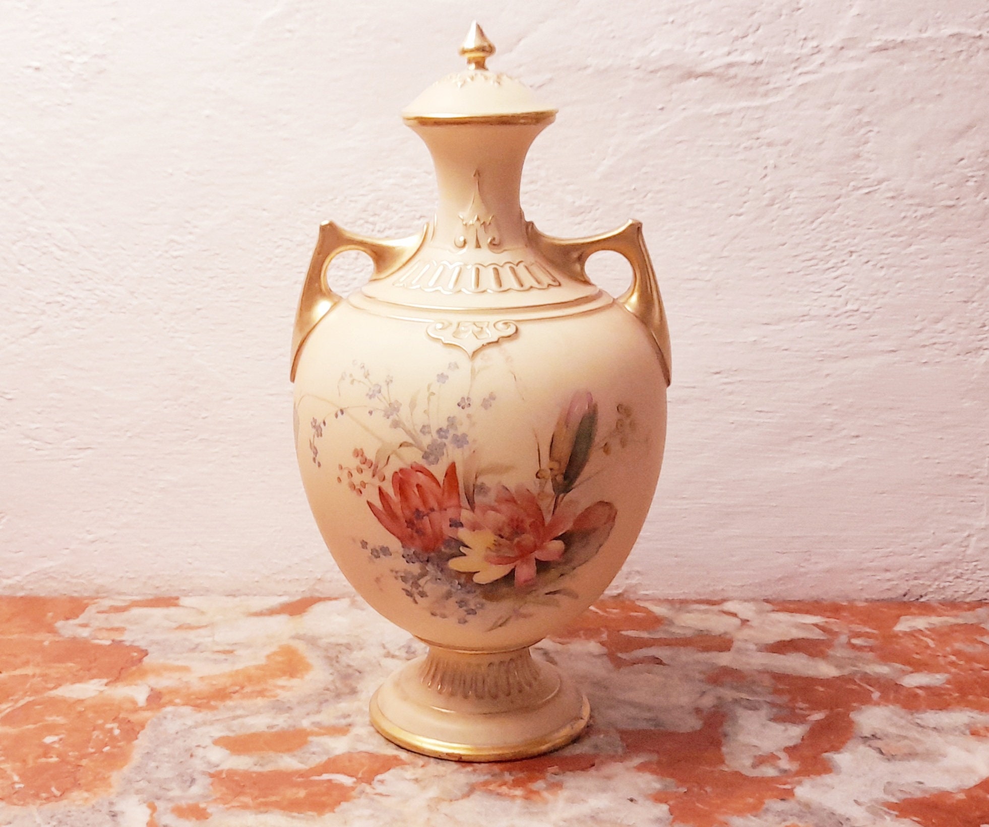 Vase à Couvercle Royal Worcester Antique. Peint La Main Par Ernest Phillips. Nature Morte de Groupe 