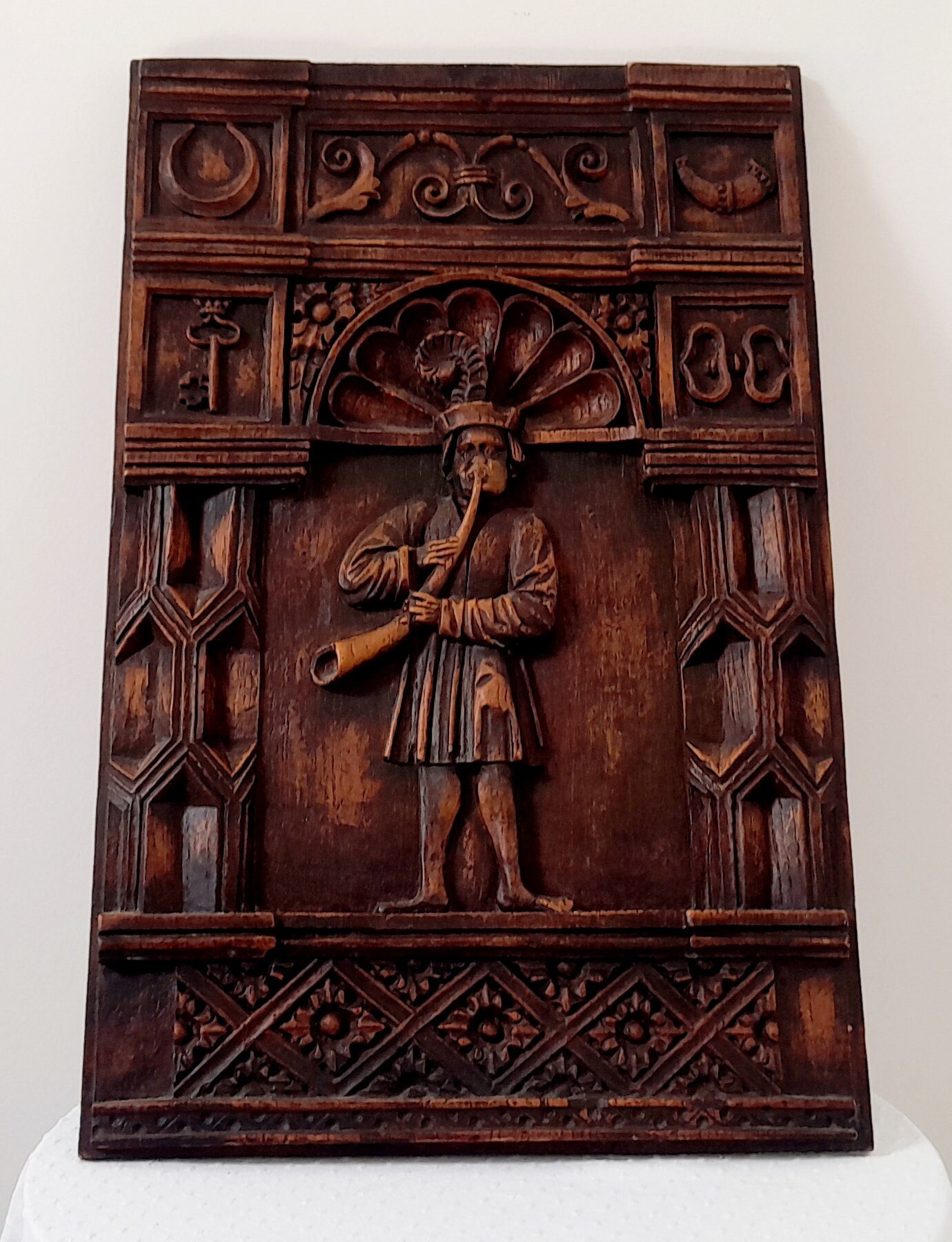 Panneau de Bois Sculpté Anglais Antique. Récupération Architecturale Années 1800. Musicien Médiéval,