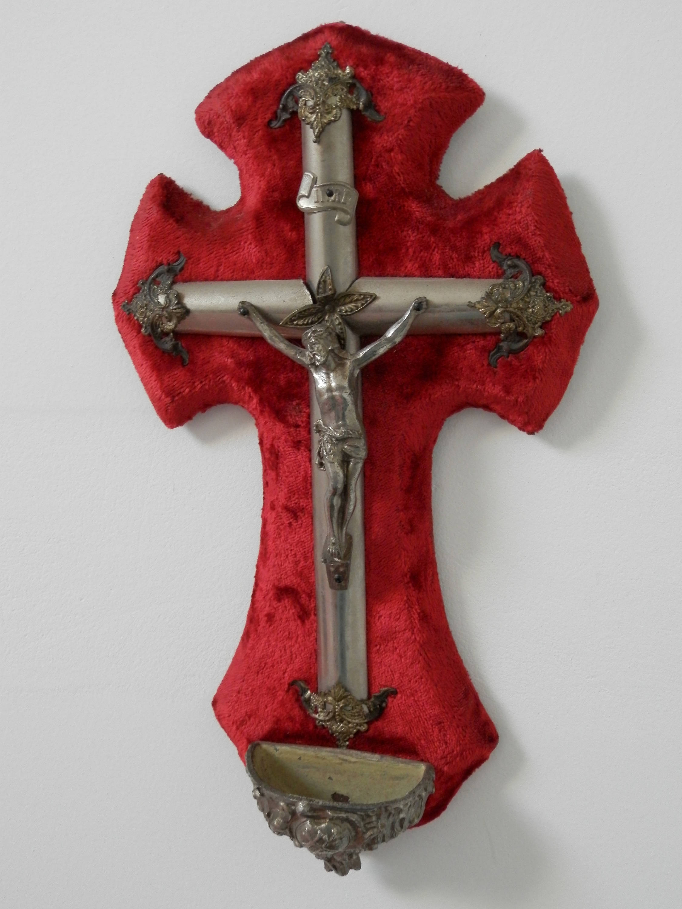 Antique Français Croix Religieuse en Velours Rouge et Bois. Crucifix Vintage Church Cross avec Holy
