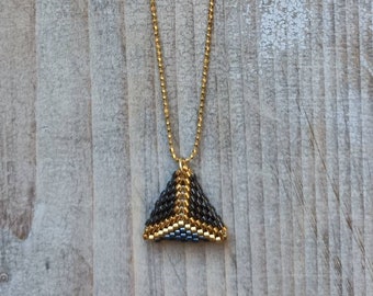 Pendentif triangle 20mm avec perles miyuki delica au point peyote, perles plaquées or, chaine boule argent massif plaqué or