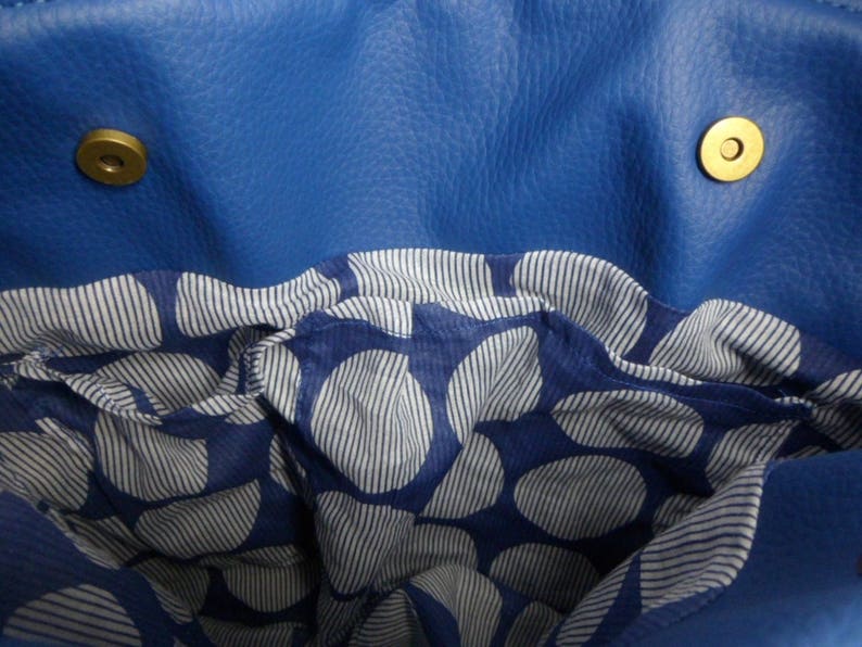 Sac porté épaule en coton fleurs bleues et simili cuir bleu klein : élégant et pratique, pour femme chic fan de bleu vif image 4