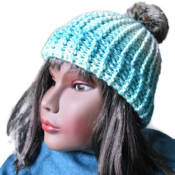 Bonnet femme turquoise pompon fausse fourrure, bonnet vegan femme,bonnet style bohème coloré,bonnet femme dégradé bleu,bonnet chic et gai