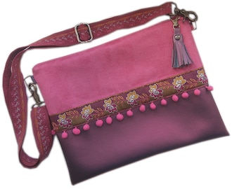 Pochette bandoulière rose magenta de style bohème chic, un cadeau femme élégant et pratique d'anniversaire noël ou fête des mères