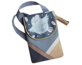 Pochette bandoulière grise motif oiseau, élégante et originale. Pratique, ce petit sac croisé allie style et fonctionnalité