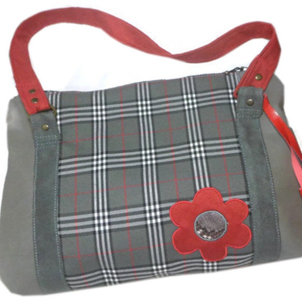 Sac bandoulière écossais rouge et gris à double anses et fermeture zippée,porté épaule, sac tartan rouge gris,hippie chic,créateur français