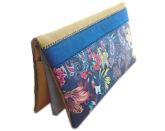 Elegant checkbook holder in faux leather with flowers, checkbook cover with navy blue background, ideal colorful chic gift, essential accessory