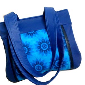 Sac porté épaule en coton fleurs bleues et simili cuir bleu klein : élégant et pratique, pour femme chic fan de bleu vif image 1