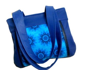 Sac porté épaule en coton fleurs bleues et simili cuir bleu klein : élégant et pratique, pour femme chic fan de bleu vif