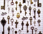 43 Old Bulk Lot Steampunk Skeleton Keys Brass Charms Jewelry Gothic Wedding Beads Pendant Collection Reproduction Vintage Antique Craft zz