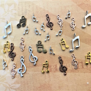 Petite Petite composition musicale Medley Partitions airs de portée Soprano alto Clef ténor Bracelet à breloques Note chanter Chanson chantée Portée