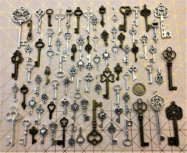 Replica Brass Silver Gold Skeleton Keys Vintage Charm Antique Steampunk Decor Alice Wonderland Costume Cosplay Jewelry Pin Clip Windchime 