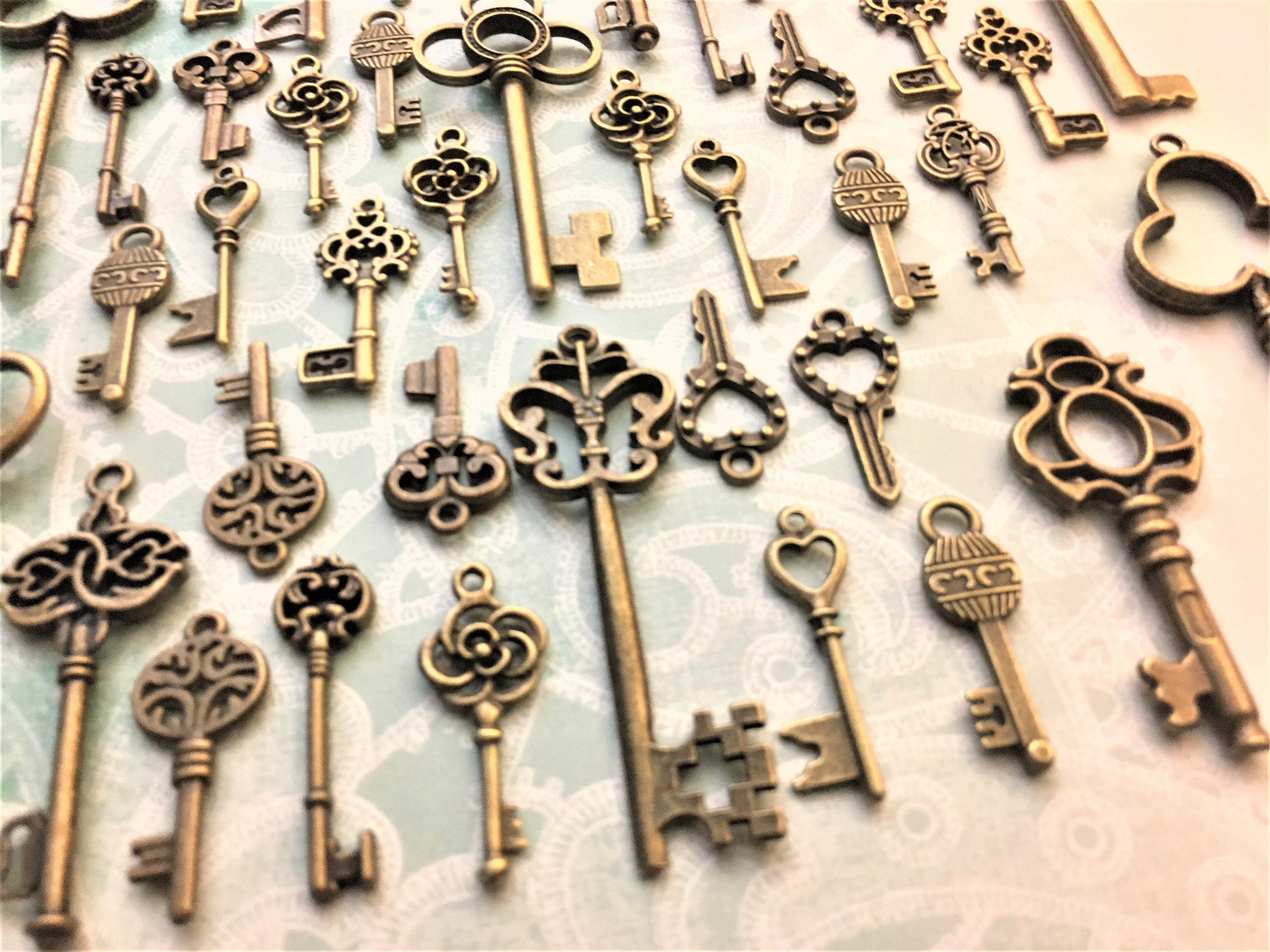  Micro Trader 70pcs Skeleton Antique Keys Vintage Bronze  Pendants Old Fashion Decor Gift : Arts, Crafts & Sewing