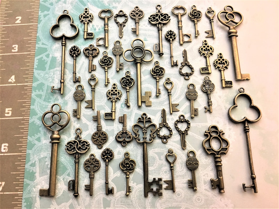  500 Pieces Vintage Skeleton Key Set Charms Mixed Antique Style  Bronze Brass Key Set Charms Collection Kits for Pendant DIY Making Jewelry  Earring Craft Wedding Party Favors Decor : Arts, Crafts