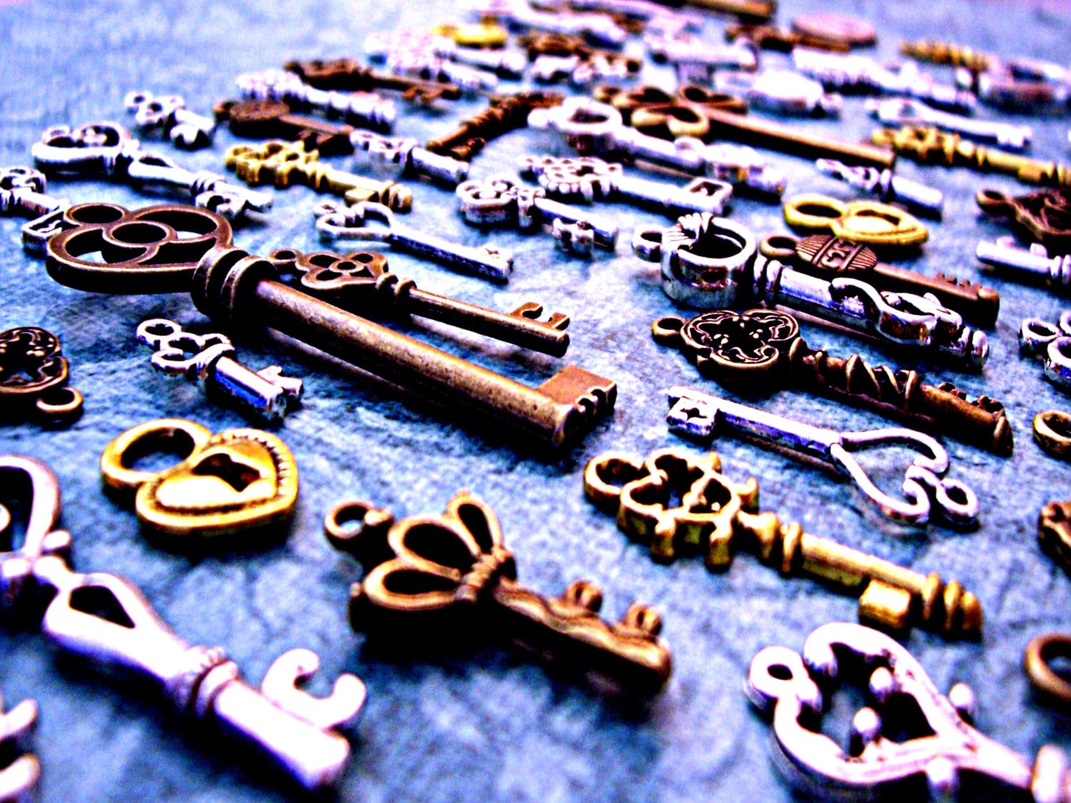40 PCS Alice in Wonderland Fairy Charms Collection - Antique Alice Rabbit  Steampunk Skeleton Keys Pendants Jewelry Findings (Bronze HM76)