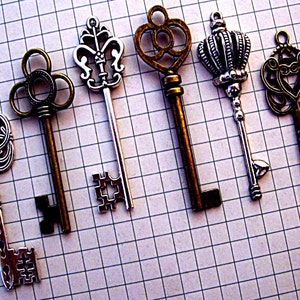 Replica Large Big Gothic Skeleton Keys Brooch Charms Steampunk Wedding Perfect for Escort Cards Beads Pendant Reproduction Vintage Antique