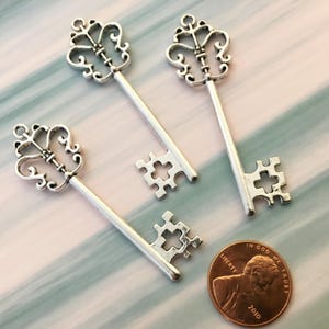 2,5” Chaves Réplica Grandes Encantos de Esqueleto Steampunk Casamento Filigrana Patina Cartões Mestre Contas Pingente Estanho Metal Zinco Vintage Antigo