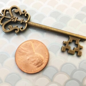 2,5” Grandes Chaves Réplica Grandes Esqueleto Charms Steampunk Casamento Filigrana Patina Master Cards Contas Pingente Estanho Metal Zinco Vintage Antigo