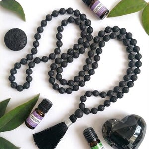 Lavasteen Mala-ketting – 108 kralen voor etherische oliën – Ruwe, vuurenergie-aardende, gestructureerde zwarte vulkanische steen sieraden