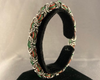 Green & Maroon Stretchy Chainmail Bracelet - Medium