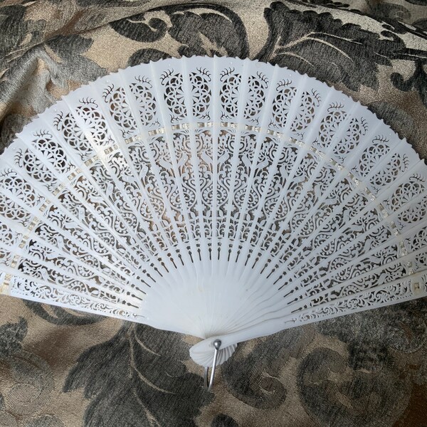 Vintage White Brise Hand Fan