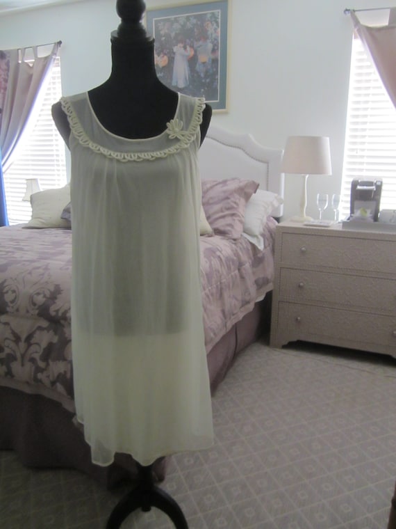 Vintage - Pale Lime Green Sheer Shortie Nightgown 