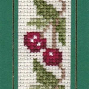 Kirschreif. Handgesticktes Kreuzstich-Lesezeichen, montiert in einer grünen Karte mit goldener Umrandung.  Echte Handstickerei, langsam genäht.