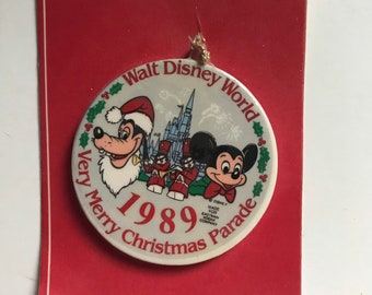 SOUVENIR VINTAGE 1989 WALT DISNEY WORLD VERY MERRY CHRISTMAS PARADE ORNAMENT