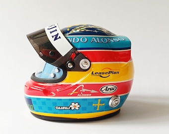 Fernando Alonso F1 Mini Helmet Alarm Clock – Champion du Monde Motorsport Decor, Racing Sound Alarm Clock, F1 OldschoolVibes Helmet Figurine