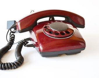Téléphone vintage rouge avec cadran rotatif, téléphone fixe soviétique, téléphone à cadran maison oldschool des années 1970, vibrations oldschool, décoration de bureau ancien téléphone