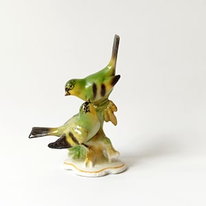Figurka ptaka z porcelany vintage – dwie papużki nierozłączki na gałęzi