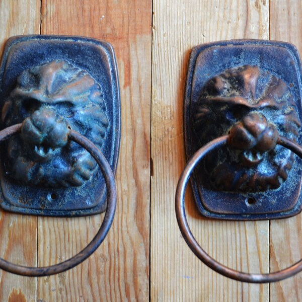 2 Vintage Door Knobs, Door Handle, Knocker Lion Head, Cast Iron Knocker, Lion,  Animalistic Doorknob, Lion Head - Set of