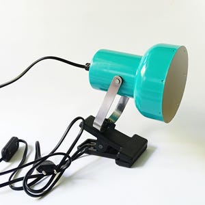 Lampe à pince oldschool des années 1980, projecteur de travail, lampe d&#39;école/de garage à fixation murale vintage, lampe rétro, éclairage sur un lieu de travail, ambiance oldschool