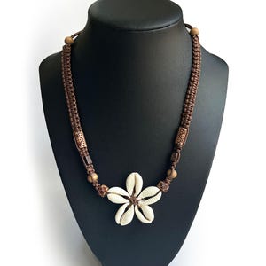 Shell Flower Macrame Necklace – Adjustable Cowrie Pendant, Boho Beach Jewelry, Faux Leather Cord