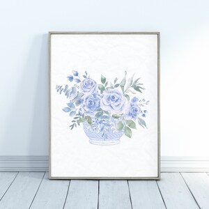 Op de afbeelding: Een aquarel van een boeket blauwe rozen in een blauwe en witte porseleinen vaas. De bloemen zijn in een losse, natuurlijke stijl gerangschikt en de vaas is versierd met een delicaat bloemenpatroon.