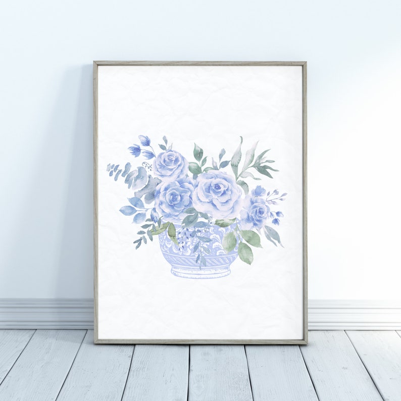 Op de afbeelding: Een aquarel van een boeket blauwe rozen in een blauwe en witte porseleinen vaas. De bloemen zijn in een losse, natuurlijke stijl gerangschikt en de vaas is versierd met een delicaat bloemenpatroon.