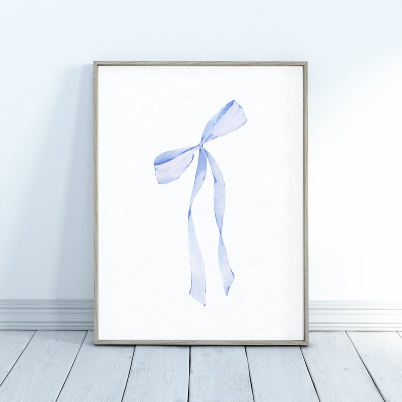 Op de afbeelding: Een ingelijst aquarel schilderij van een lichtblauwe strik op een witte achtergrond.