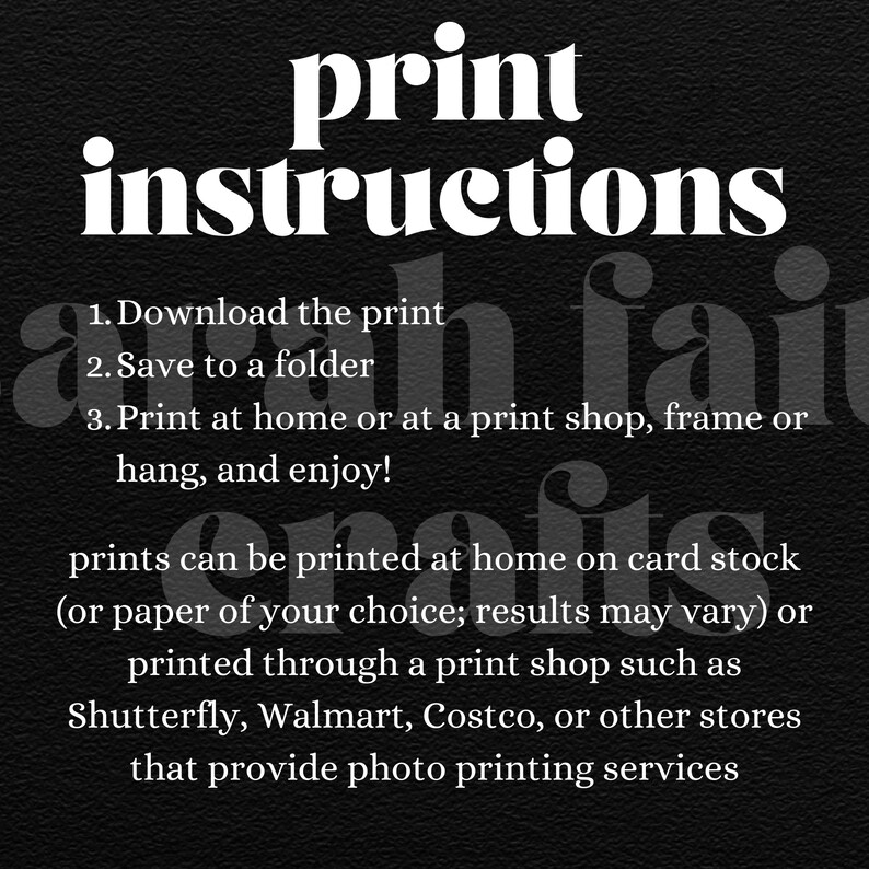 Op de afbeelding: Zwart-witte tekst op een zwarte achtergrond met instructies voor het afdrukken van een digitale download. De tekst luidt "printinstructies" en bevat stappen voor het downloaden, opslaan en afdrukken van het bestand. Het suggereert ook om thuis of bij een printshop te printen.