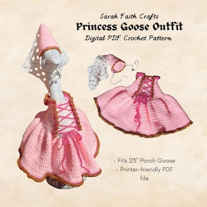 Puede incluir: Un conjunto de princesa ganso rosa de ganchillo, que incluye un vestido y un sombrero, con ribetes dorados y cordones rosas. El atuendo está diseñado para adaptarse a un ganso de porche de 58 cm. También incluye el texto "Princess Goose Outfit" y "Digital PDF Crochet Pattern".