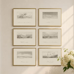 Peut inclure: Un ensemble de six impressions d'art rectangulaires encadrées, disposées en deux colonnes sur un mur. Chaque impression présente un croquis de paysage monochrome avec du texte manuscrit en dessous. Les cadres sont fins et dorés.