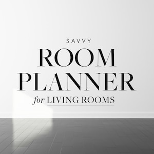 Puede incluir: Una pared blanca con el texto "SAVVY ROOM PLANNER for LIVING ROOMS" en negro. El texto está en una fuente moderna sin serifas. Hay una sombra en el suelo debajo del texto.