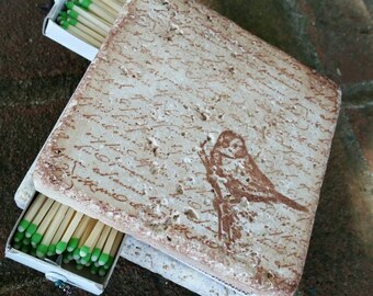Posavasos de azulejos con diseño de pájaros hechos a mano – Portavelas con compartimento para caja de cerillas