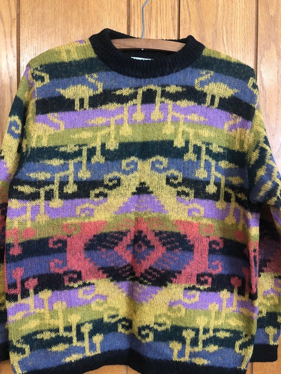 Vereinigten Farben von Benetton Womens Ikat kräftigen Farbe Pullover, klein. Gelbgrüner, Koralle, blau, schwarz Muster. Jahrgang Rundhals Langarm. Vereinigten Farben von Benetton Womens Ikat kräftigen Farbe Pullover, klein. Gelbgrüner, Koralle, blau, schwarz Muster. Jahrgang Rundhals Langarm.