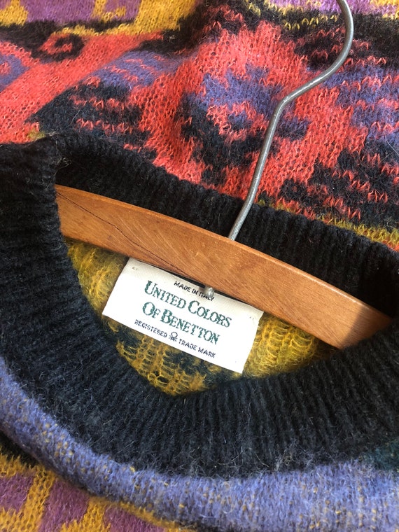 Vereinigten Farben von Benetton Womens Ikat kräftigen Farbe Pullover, klein. Gelbgrüner, Koralle, blau, schwarz Muster. Jahrgang Rundhals Langarm. Vereinigten Farben von Benetton Womens Ikat kräftigen Farbe Pullover, klein. Gelbgrüner, Koralle, blau, schwarz Muster. Jahrgang Rundhals Langarm.