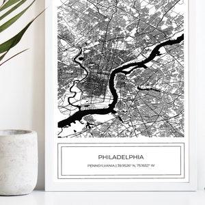 Puede incluir: Impresión de mapa en blanco y negro de Filadelfia, Pensilvania. El mapa muestra las calles de la ciudad y el río Delaware. El texto debajo del mapa dice "PHILADELPHIA, PENNSYLVANIA | 39.9526° N, 75.1652° W".